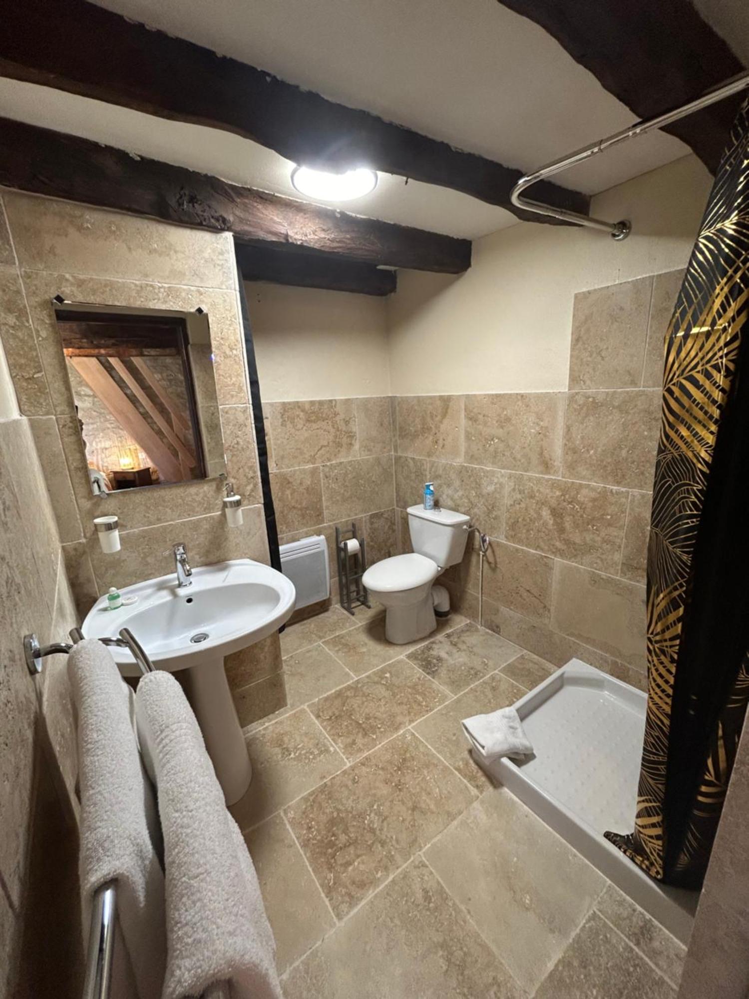 Demeure Du Vallon - Chambres D'Hotes De Charme Azerat Exterior foto